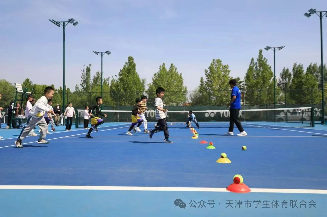 梅江南网球场上的青少年训练场景